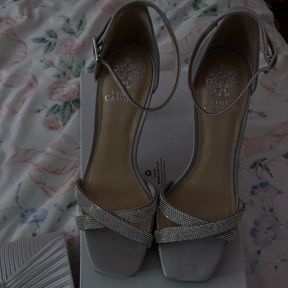 Vince camuto kalvira 2 buckle silver heels size 7.5 - Picture 6 of 7